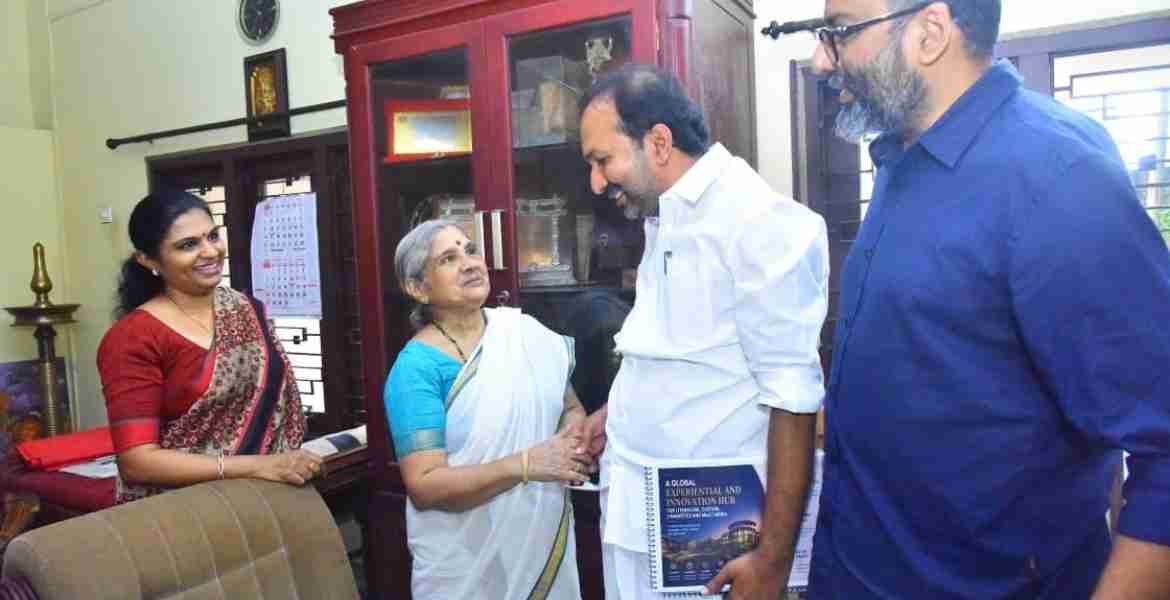എം.ടി വാസുദേവൻ നായരുടെ വീട് മന്ത്രി പി.സി. വിഷ്ണുനാഥ് സന്ദർശിക്കുന്നു