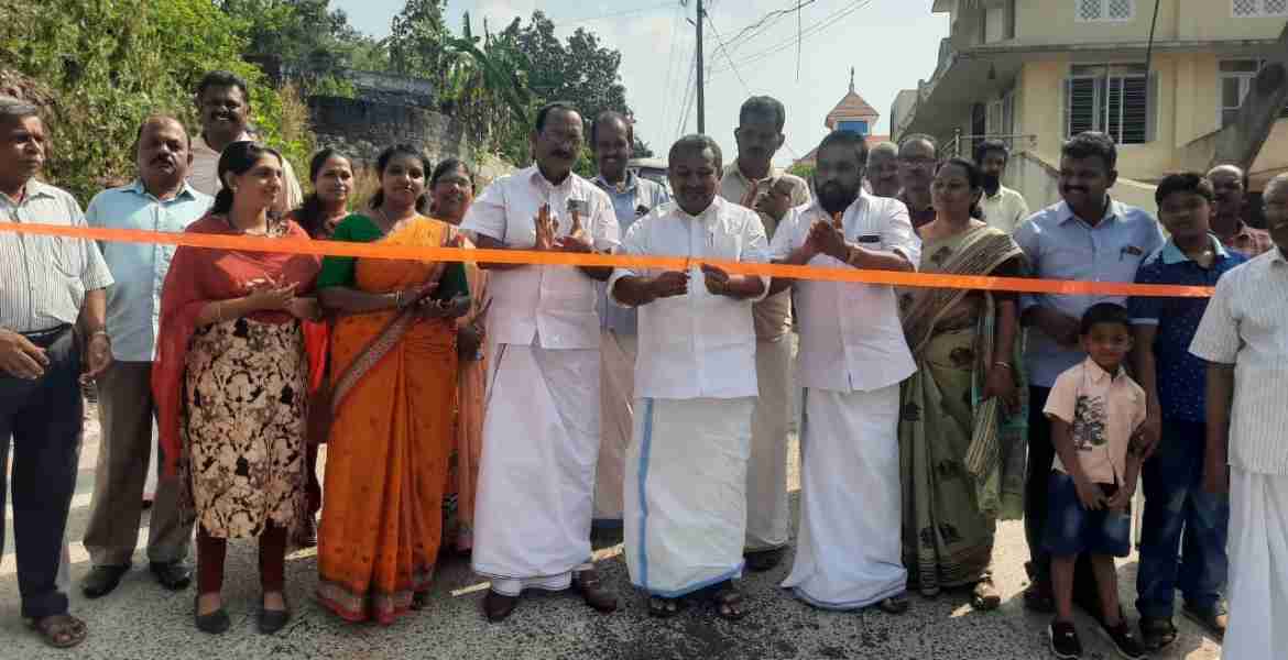 നവീകരിച്ച മുള്ളാനിക്കാട് മങ്ങാട്ടുപടി റോഡ് ജില്ലാ പഞ്ചായത്ത് അംഗം റോബിന്‍ പീറ്റര്‍ ഉദ്ഘാടനം ചെയ്യുന്നു.
