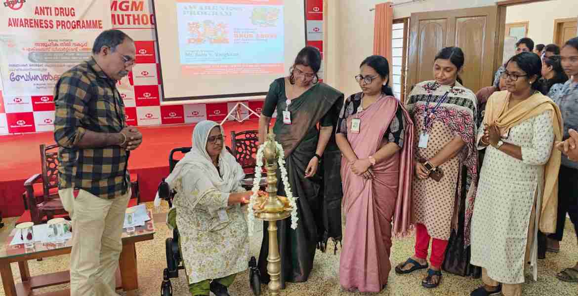 'നഷാ മുക്ത് ഭാരത് അഭിയാന്‍' പദ്ധതിയുടെ ജില്ലാതല കാമ്പയിന്റെ ഭാഗമായി കോഴഞ്ചേരി മുത്തൂറ്റ് നഴ്സിംഗ് കോളജില്‍ സംഘടിപ്പിച്ച ലഹരി വിരുദ്ധ ബോധവല്‍കരണം കോളജ് പ്രിന്‍സിപ്പല്‍ ഡോ. സിസി ജോസഫ് ഉദ്ഘാടനം ചെയ്യുന്നു