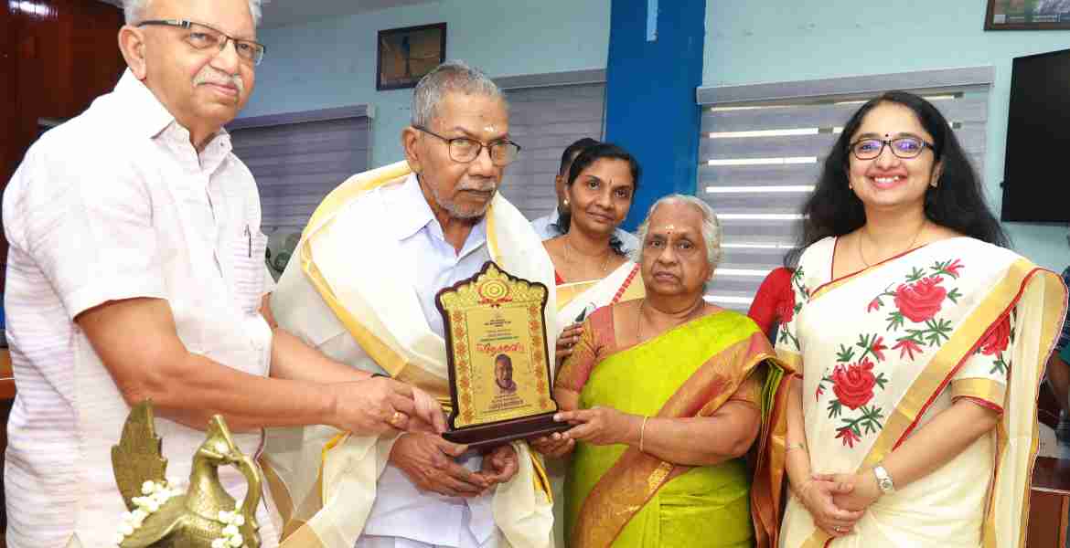 ജില്ലാ ഭരണകേന്ദ്രത്തിന്റെയും ജില്ലാ ഇന്‍ഫര്‍മേഷന്‍ ഓഫീസിന്റെയും ആഭിമുഖ്യത്തില്‍ സംഘടിപ്പിച്ച മലയാളം ശ്രേഷ്ഠ ഭാഷ, മലയാളദിനാഘോഷത്തിന്റെയും ഭരണഭാഷാ വാരാഘോഷത്തിന്റെയും ജില്ലാതല ഉദ്ഘാടന ചടങ്ങില്‍ പന്തളം എന്‍എസ്എസ് കോളജിലെ മലയാള വിഭാഗം മുന്‍ മേധാവി പ്രൊഫ. ചെറുകുന്നം പുരുഷോത്തമനെ ജില്ലാ കളക്ടര്‍ ഡോ. ദിവ്യ എസ് അയ്യര്‍ ആദരിക്കുന്നു