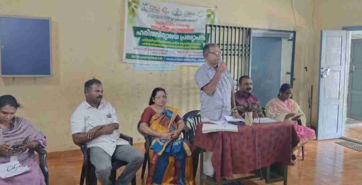 മാലിന്യമുക്തം നവകേരളം ക്യാമ്പയിന്റെ  ഹരിത വിദ്യാലയം, ഹരിത അയല്‍ക്കൂട്ടം, ഹരിത ഓഫീസുകളുടെ  പ്രഖ്യാപനചടങ്ങ് കീക്കൊഴൂര്‍ സര്‍ക്കാര്‍ ഹൈസ്‌കൂളില്‍  ചെറുകോല്‍ ഗ്രാമപഞ്ചായത്ത് പ്രസിഡന്റ് കെ ആര്‍ സന്തോഷ് ഉദ്ഘാടനം ചെയ്യുന്നു