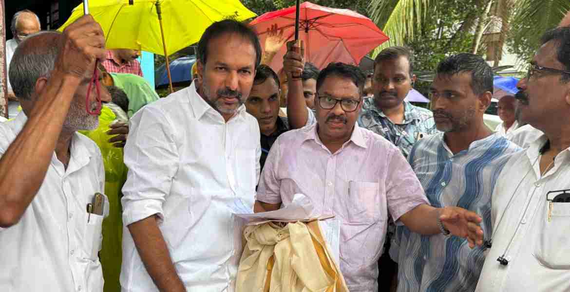 മാമ്പുഴയില്‍ കീഴ്മാട് ഭാഗത്ത് മന്ത്രി പി.സി വിഷ്ണുനാഥ് സന്ദര്‍ശനം നടത്തുന്നു