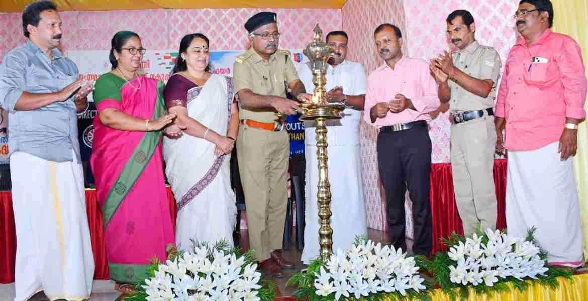 പത്തനംതിട്ട മാര്‍ത്തോമ എച്ച് എസ് എസില്‍ ലഹരി വിരുദ്ധ ബോധവല്‍ക്കരണ പരിപാടി ഡെപ്യൂട്ടി എക്‌സൈസ് കമ്മീഷണര്‍ വി.എ. പ്രദീപ് ഉദ്ഘാടനം ചെയ്യുന്നു