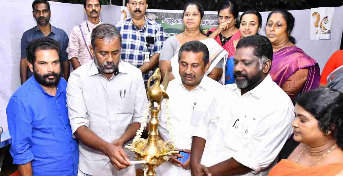 പന്തളം തെക്കേക്കര ഗ്രാമപഞ്ചായത്തിലെ ജനപ്രതിനിധികളുടെ കൃഷി വിളവെടുപ്പ് ഉദ്ഘാടനം, ഞങ്ങളും കൃഷിയിലേക്ക് നാലാംഘട്ടം- ആരോഗ്യ അടുക്കള തോട്ടങ്ങളുടെ ഉദ്ഘാടനം, തട്ട ബ്രാന്‍ഡ് കേരഗ്രാമം വെളിച്ചെണ്ണ, മാവര റൈസ് രണ്ടാം ബാച്ച് ഉദ്ഘാടനം കൃഷിവകുപ്പ് മന്ത്രി പി. പ്രസാദ് നിര്‍വഹിക്കുന്നു
