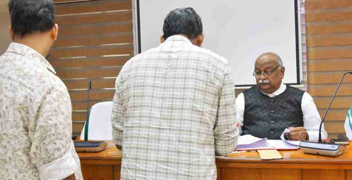 കലക്ടറേറ്റ് കോണ്‍ഫറന്‍സ് ഹാളില്‍ നടന്ന ന്യൂനപക്ഷ കമീഷന്‍ സിറ്റിങ്ങില്‍ ചെയര്‍മാന്‍ അഡ്വ. എ എ റഷീദ് പരാതി സ്വീകരിക്കുന്നു