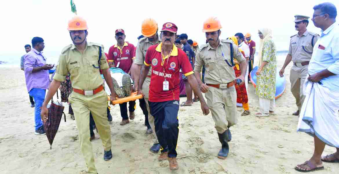 കാപ്പാട് ബീച്ചില്‍ നടന്ന സുനാമി മോക്ഡ്രില്ലില്‍നിന്ന്