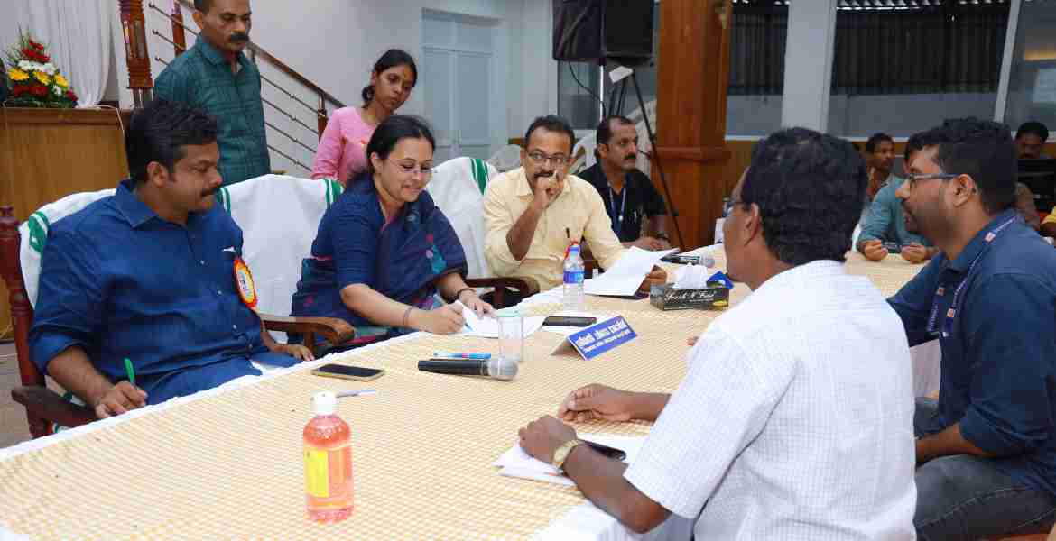കരുതലും കൈത്താങ്ങും കോന്നി താലൂക്ക്തല അദാലത്തില്‍ ആരോഗ്യമന്ത്രി വീണാ ജോര്‍ജ് കലഞ്ഞൂര്‍ സ്വദേശി  മോഹനന്റെ പരാതി കേള്‍ക്കുന്നു