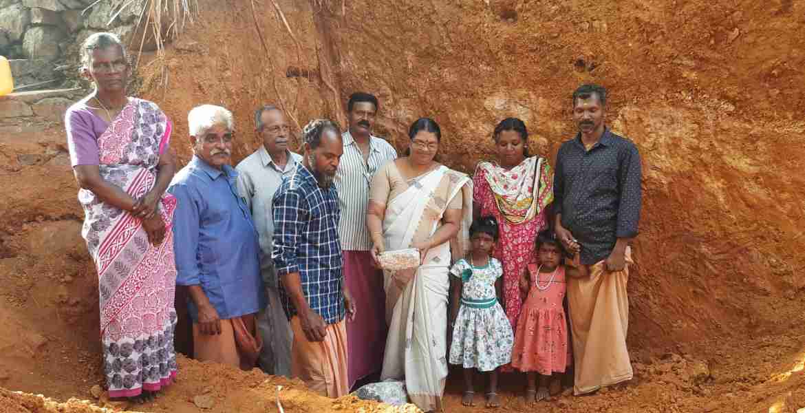 മുളയറ പട്ടികജാതി നഗറില്‍ നടപ്പാക്കുന്ന മണ്ണു സംരക്ഷണ പ്രവര്‍ത്തനങ്ങളുടെ ഉദ്ഘാടനം ജില്ലാ പഞ്ചായത്ത് വൈസ് പ്രസിഡന്റ് ബീന പ്രഭ നിര്‍വഹിക്കുന്നു