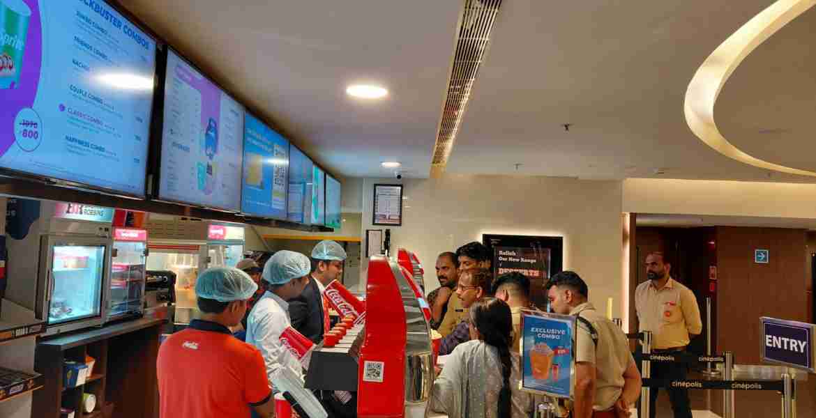 കോഴിക്കോട് നഗരത്തിലെ മള്‍ട്ടിപ്ലക്‌സ് കഫേയില്‍ ലീഗല്‍ മെട്രോളജി, സിവില്‍ സപ്ലൈസ്, ഭക്ഷ്യസുരക്ഷ വകുപ്പുകള്‍ സംയുക്ത പരിശോധന നടത്തുന്നു