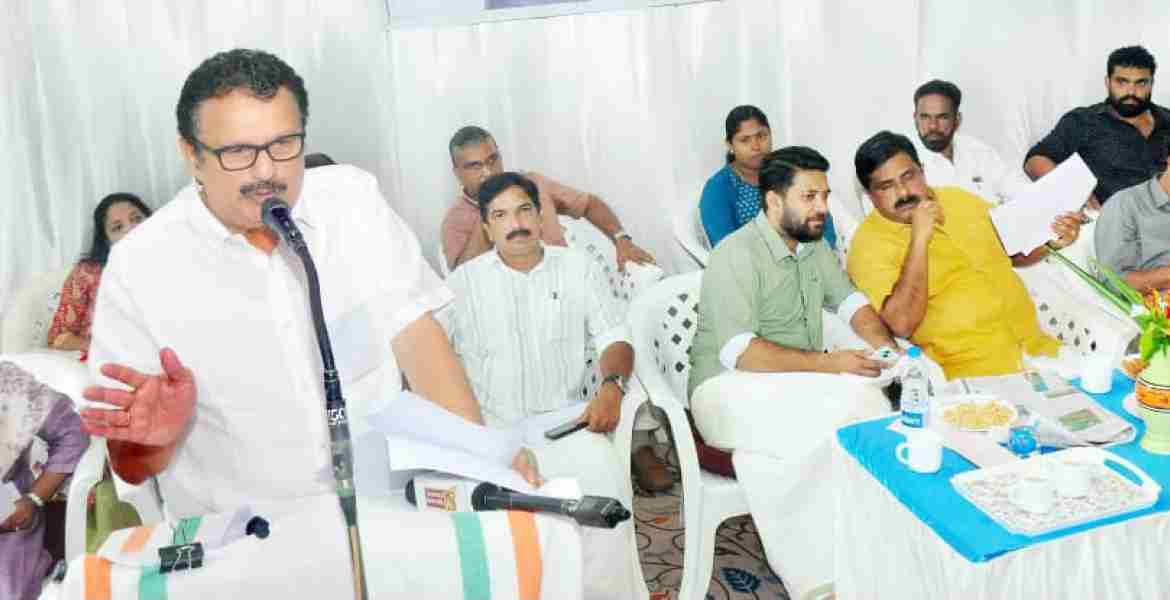കൊയിലാണ്ടി ഗവ. താലൂക്ക് ആശുപത്രി സന്ദര്‍ശനത്തിനെത്തിയ മന്ത്രി കെ മുരളീധരന്‍ ജനപ്രതിനിധികളുടെയും ആശുപത്രി വികസന സമിതി അംഗങ്ങളുടെയും അവലോകന യോഗത്തില്‍ സംസാരിക്കുന്നു