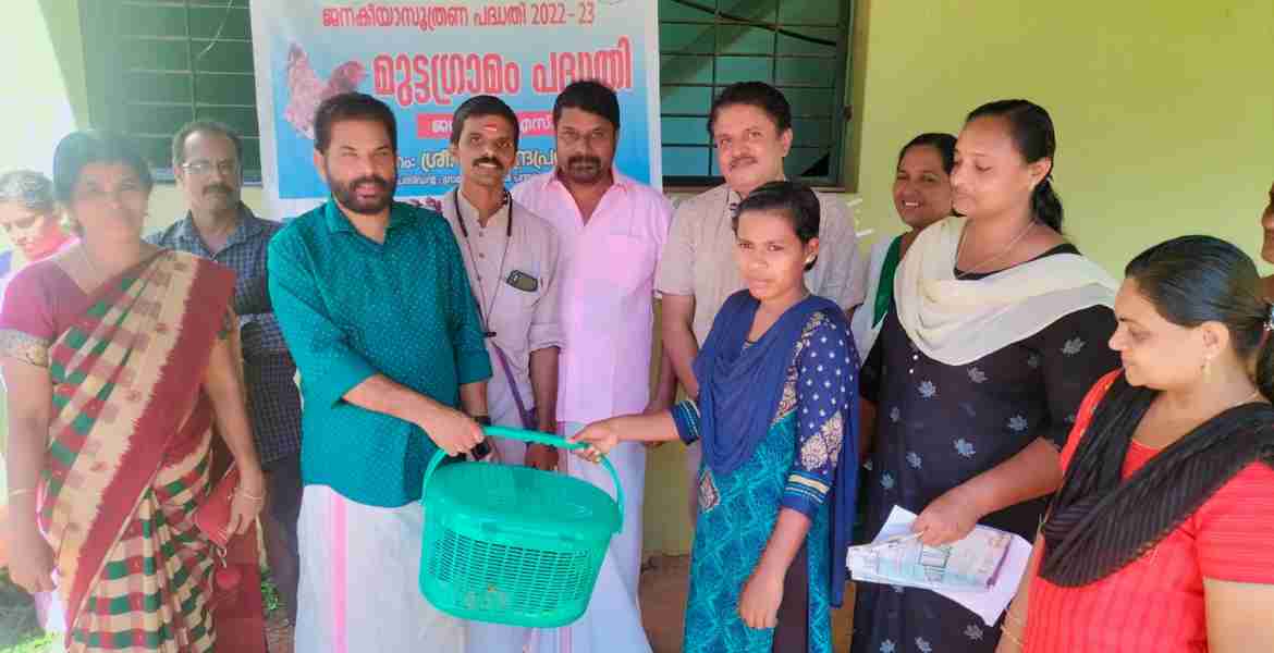 പന്തളം തെക്കേക്കര ഗ്രാമപഞ്ചായത്തില്‍ ആരംഭിച്ച മുട്ടഗ്രാമം പദ്ധതിയുടെ ഉദ്ഘാടനം ഗ്രാമപഞ്ചയത്ത് പ്രസിഡന്റ് രാജേന്ദ്ര പ്രസാദ് നിര്‍വഹിക്കുന്നു