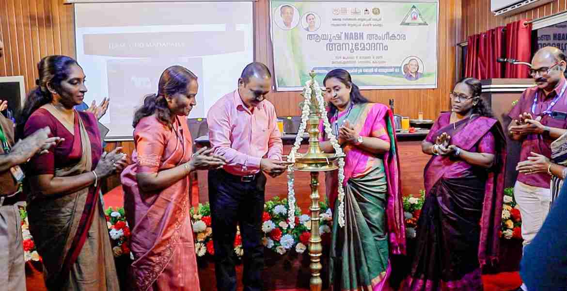  ജില്ലയിലെ ആയുഷ് ഹെൽത്ത് ആൻഡ് വെൽനസ്സ് സെന്ററുകളിൽ എൻ.എ.ബി.എച്ച്  എൻട്രി ലെവൽ സർട്ടിഫിക്കേഷൻ ലഭിച്ച സ്ഥാപനങ്ങളിലെ ജീവനക്കാരെ അനുമോദിക്കുന്നതിനു ചേർന്ന യോഗം ജില്ലാ കളക്ടർ ജോൺ വി. സാമുവൽ ഉദ്ഘാടനം ചെയ്യുന്നു.