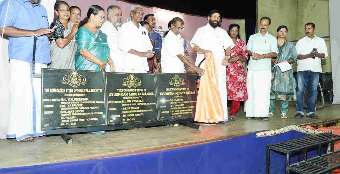 നീണ്ടൂരിൽ പുതിയതായി നിർമ്മിക്കുന്ന ആരോഗ്യ കേന്ദ്രങ്ങളുടെ ശിലാസ്ഥാപനം കർമ്മം മന്ത്രി വി.എൻ വാസവൻ നിർവഹിക്കുന്നു.