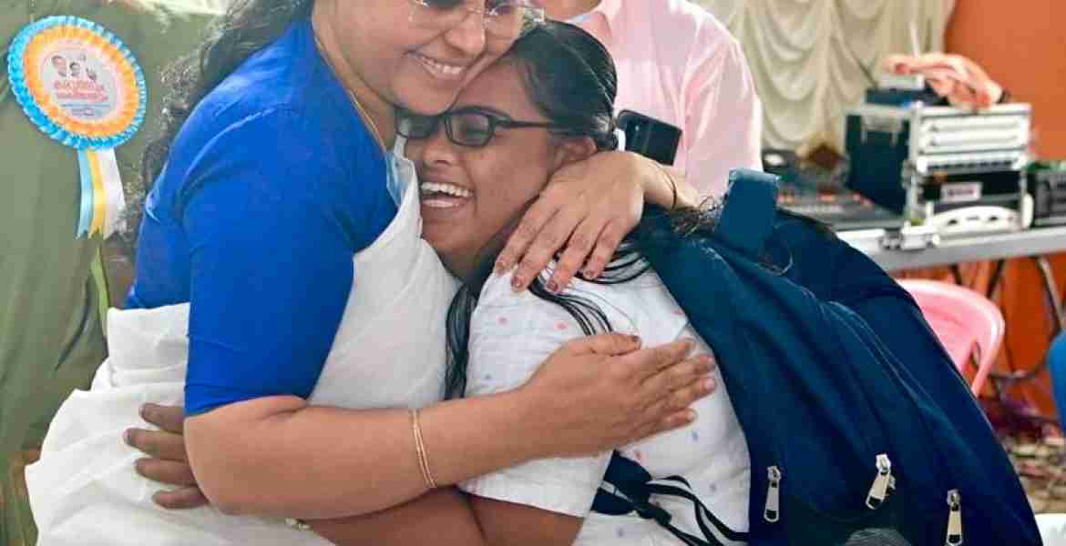 അതിരുകളില്ലാത്ത സന്തോഷാശ്ലേഷം ...അദാലത്തുകളില്‍ ജനകീയപ്രശ്‌നങ്ങള്‍ക്ക് അതിവേഗ പരിഹാരമാകുന്നതിന്റെ ആഹ്ലാദം പങ്കിടാന്‍ മല്ലപ്പള്ളി താലൂക്ക്തല അദാലത്ത് വേദിയിലെത്തി  മന്ത്രി വീണാ ജോര്‍ജിന്റെ കരവലയത്തിലേക്ക് ചേരുന്ന ഭിന്നശേഷിക്കാരിയായ നെഹിന്‍