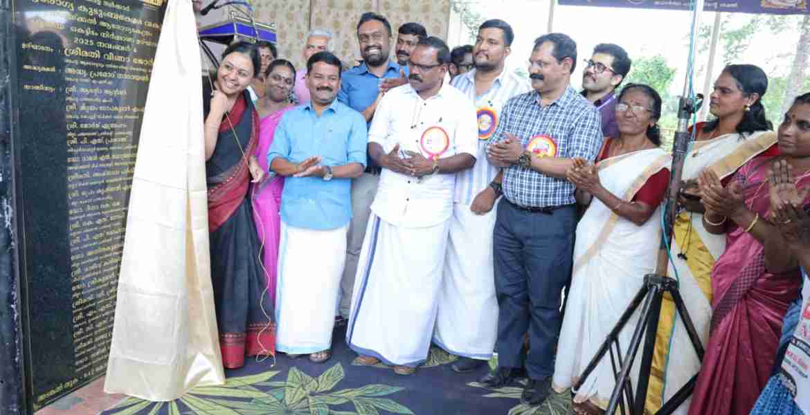 നിലയ്ക്കല്‍ സ്പെഷ്യാലിറ്റി ആശുപത്രിയുടെ നിര്‍മാണ ഉദ്ഘാടനം നിലയ്ക്കല്‍ ക്ഷേത്രം നടപ്പന്തലില്‍ ആരോഗ്യ വകുപ്പ് മന്ത്രി വീണാ ജോര്‍ജ് നിര്‍വഹിക്കുന്നു