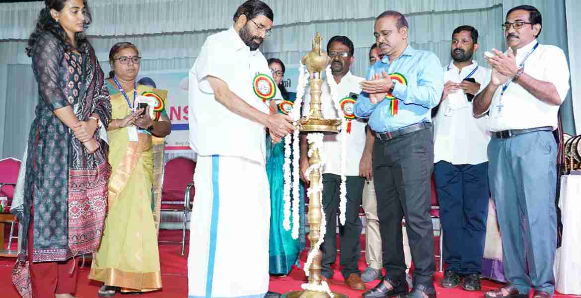 ദേശീയ സമ്പാദ്യ വകുപ്പിന്റെ കോട്ടയം ജില്ലാ സംഗമം സഹകരണം ദേവസ്വം തുറമുഖം വകുപ്പ് മന്ത്രി വി.എൻ. വാസവൻ ഉദ്ഘാടനം ചെയ്യുന്നു.