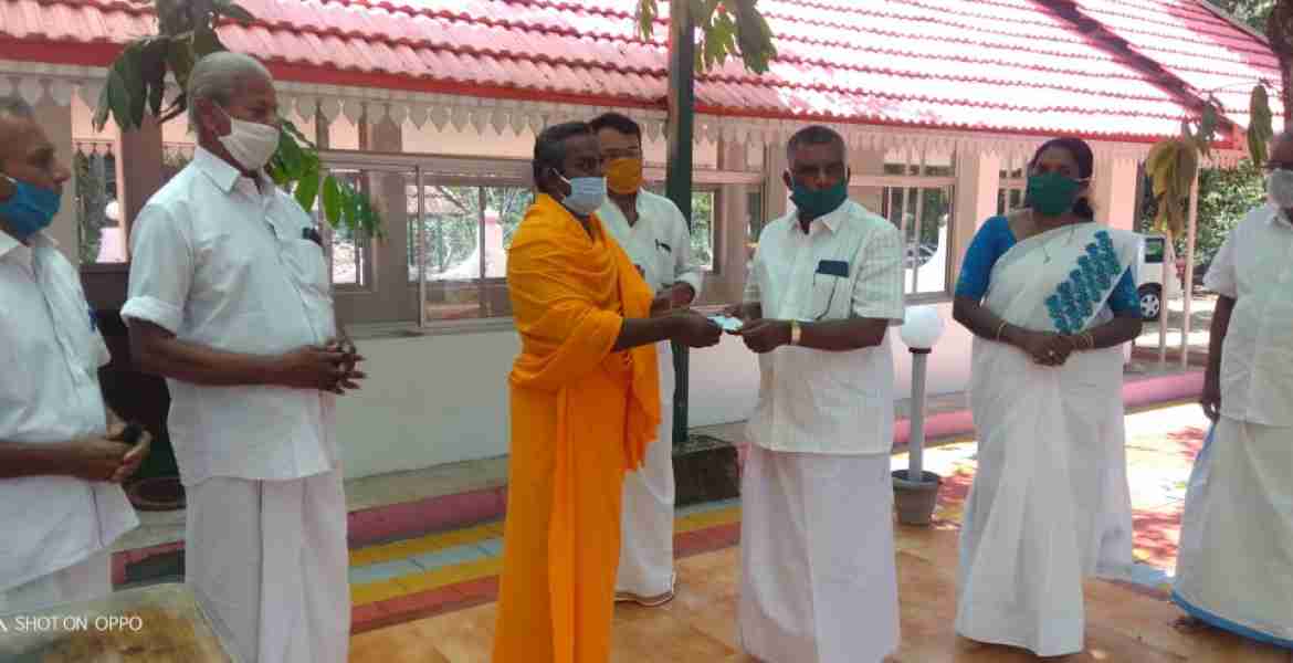 നെടുങ്കണ്ടം ഗ്രാമപഞ്ചായത്തിലെ സമൂഹ അടുക്കളയിലേക്കുള്ള സഹായധനം ഏറ്റുവാങ്ങുന്ന പഞ്ചായത്ത് പ്രസിഡന്റ് എസ്.ജ്ഞാനസുന്ദരം