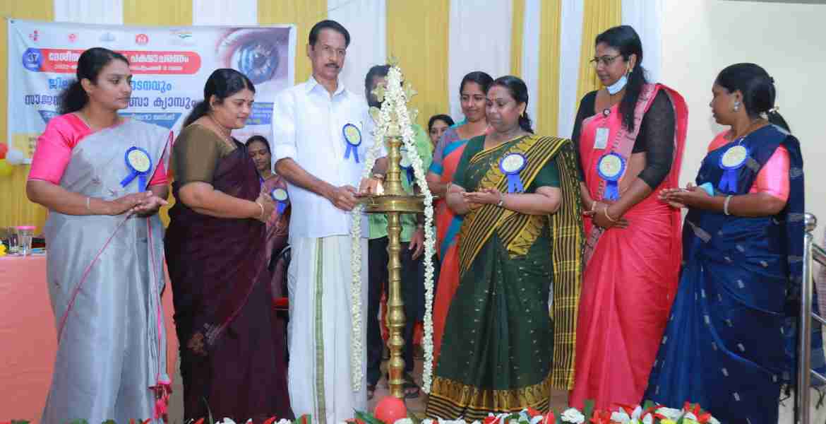നേത്രദാന പക്ഷാചരണ ജില്ലാതല പരിപാടികളുടെ ഉദ്ഘാടനം ജില്ലാ പഞ്ചായത്ത പ്രസിഡന്റ് അഡ്വ. ഓമല്ലൂര്‍ ശങ്കരന്‍ നിര്‍വഹിക്കുന്നു. ജില്ലാ മെഡിക്കല്‍ ഓഫീസര്‍ (ആരോഗ്യം) ഡോ.എല്‍.അനിതാകുമാരി, ഡെപ്യൂട്ടി ഡി.എം.ഒ ഡോ.രച്ന ചിദംബരം എന്നിവര്‍ സമീപം