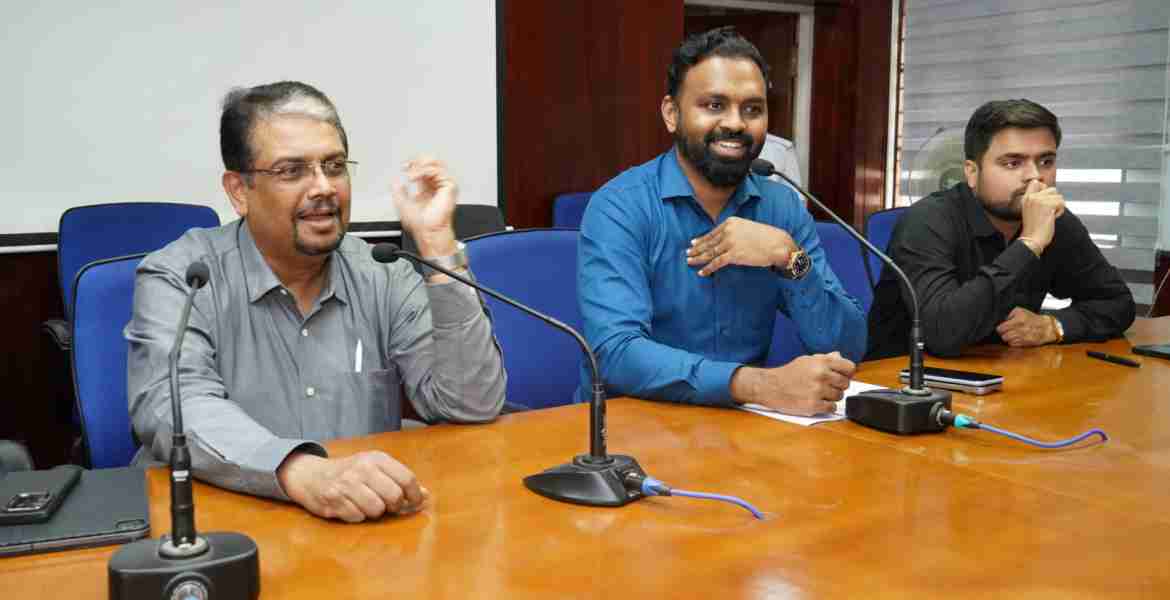 കലക്ടറേറ്റ് കോണ്‍ഫറന്‍സ് ഹാളില്‍ നടന്ന ഇലക്ടറല്‍ രജിസ്‌ട്രേഷന്‍ ഓഫീസര്‍മാരുടെയും വിവിധ രാഷ്ട്രീയ പാര്‍ട്ടി പ്രതിനിധികളുടെയും യോഗത്തില്‍ റോള്‍ ഒബ്‌സര്‍വര്‍ ബിജു പ്രഭാകര്‍ സംസാരിക്കുന്നു  --