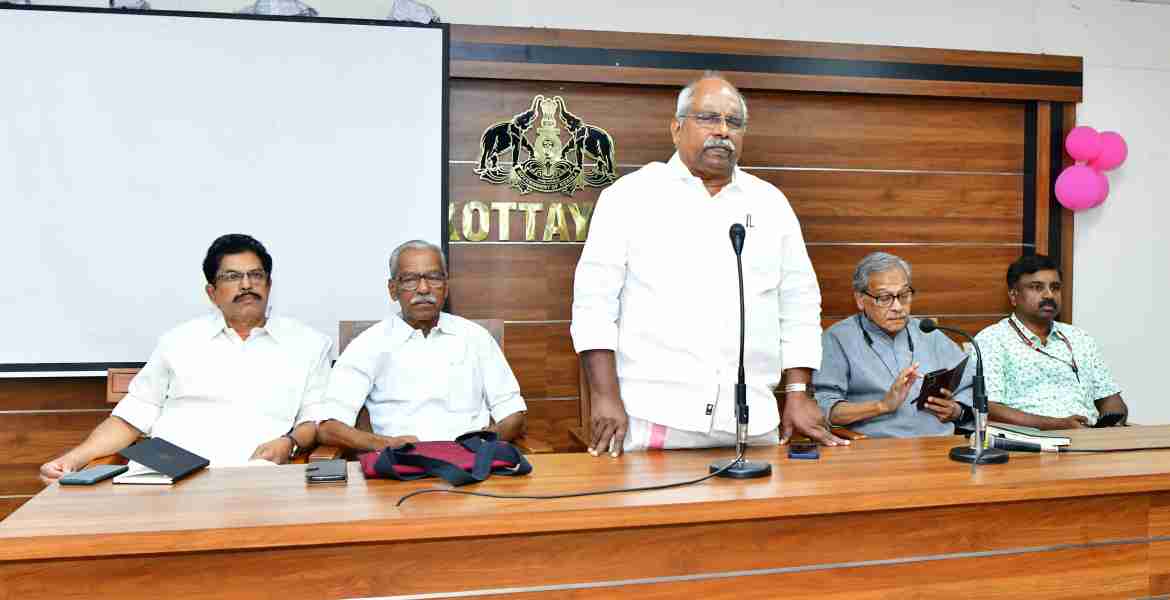 സംസ്ഥാന വയോജന കമ്മീഷൻ ജില്ലാ കളക്ടറേറ്റ് കോൺഫറൻസ് ഹാളിൽ ചേർന്ന  യോഗത്തിൽ  ചെയർമാൻ കെ. സോമപ്രസാദ് സംസാരിക്കുന്നു.