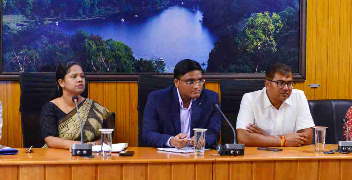 നിയമസഭ തെരഞ്ഞെടുപ്പിന്റെ ഭാഗമായി കളക്ടറേറ്റിൽ ചേർന്ന രാഷ്ട്രീയ പാർട്ടി പ്രതിനിധികളുടെ യോഗത്തിൽ തെരഞ്ഞെടുപ്പ് നിരീക്ഷകർ സംസാരിക്കുന്നു 