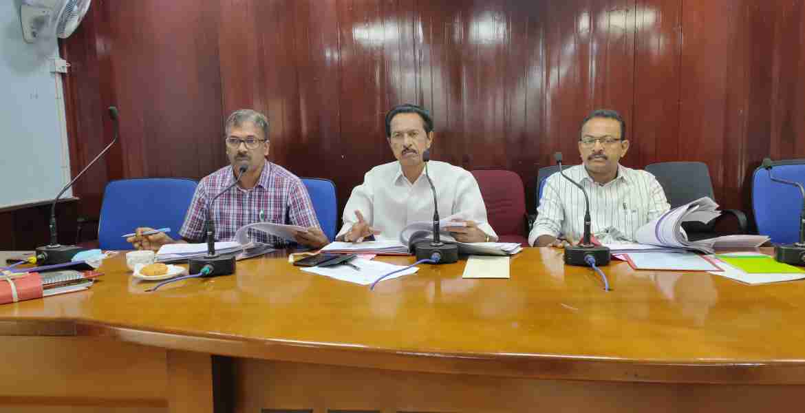 കളക്ട്രേറ്റില്‍ ചേര്‍ന്ന ജില്ലാ ആസൂത്രണ സമിതി യോഗത്തില്‍ ആസൂത്രണ സമിതി അധ്യക്ഷന്‍ അഡ്വ. ഓമല്ലൂര്‍ ശങ്കരന്‍ സംസാരിക്കുന്നു. അഡീഷണല്‍ ഡിസ്ട്രിക്ട് മജിസ്ട്രേറ്റ് ബി.രാധാക്യഷ്ണന്‍, ജില്ല പ്ലാനിംഗ് ഓഫിസര്‍ സാബു.സി.മാത്യു എന്നിവര്‍ സമീപം