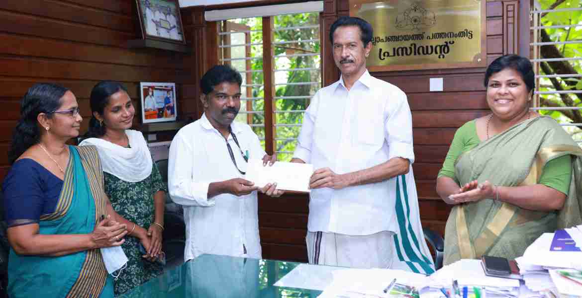ജില്ലാ പഞ്ചായത്ത് പ്രസിഡന്റ് അഡ്വ.ഓമല്ലൂര്‍ ശങ്കരന്‍ വാട്ടര്‍ അതോറിറ്റി എക്‌സിക്യൂട്ടീവ് എഞ്ചിനീയര്‍ തുളസീധരന് ഫണ്ട് സംബന്ധിച്ച രേഖകള്‍ കൈമാറുന്നു. ജില്ലാ പഞ്ചായത്ത് വൈസ് പ്രസിഡന്റ് സാറാ തോമസ്, അംഗങ്ങളായ രാജി പി. രാജപ്പന്‍, ലതാകുമാരി എന്നിവര്‍ സമീപം
