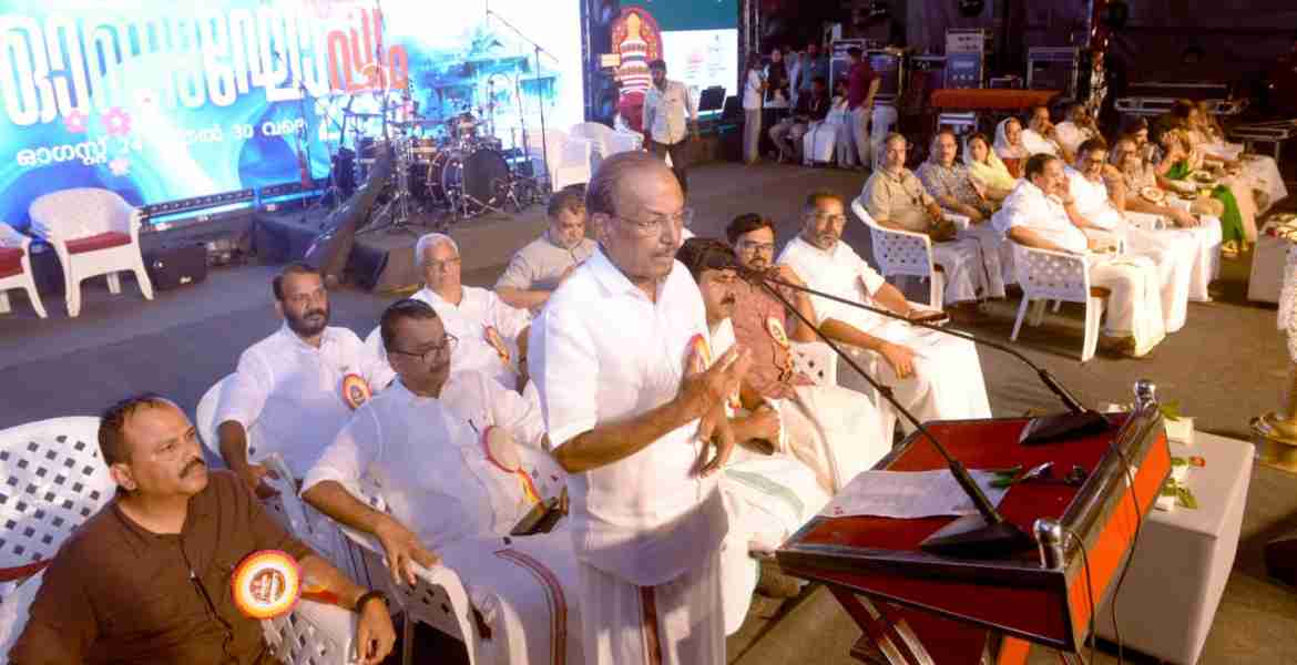 ജില്ലാതല ഓണാഘോഷം കോഴിക്കോട് ബീച്ചിൽ മന്ത്രി പി.കെ. കുഞ്ഞാലിക്കുട്ടി ഉദ്ഘാടനം ചെയ്യുന്നു