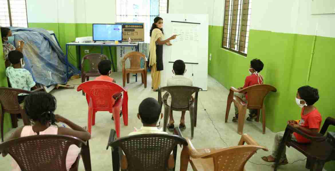 കഞ്ഞിക്കുഴി പഞ്ചായത്തിലെ  പാലപ്ലാവ് പഠനകേന്ദ്രത്തിലെ ഓണ്ലൈന്ക്ലാസില് പങ്കെടുക്കുന്ന കുട്ടികള്