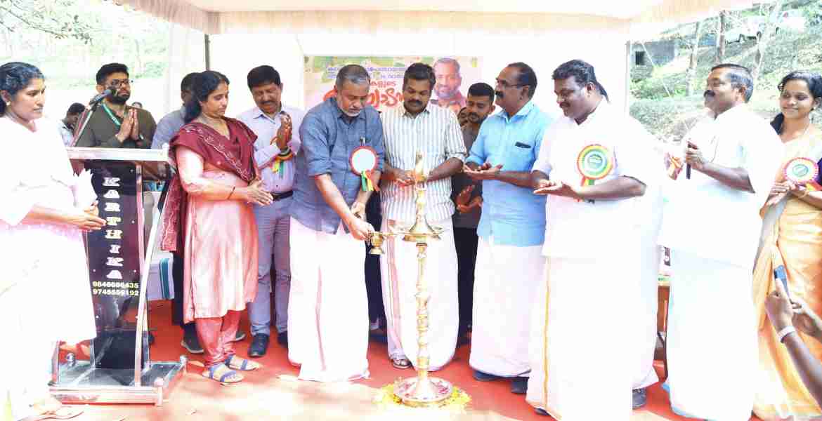 കലഞ്ഞൂര്‍ ഗ്രാമപഞ്ചായത്തിലെ നെടുമണ്‍കാവ് കല്ലേലിപാലത്ത് നിര്‍മിച്ച തടയണകളുടെ ഉദ്ഘാടനം കൃഷി മന്ത്രി പി. പ്രസാദ് നിര്‍വഹിക്കുന്നു.
