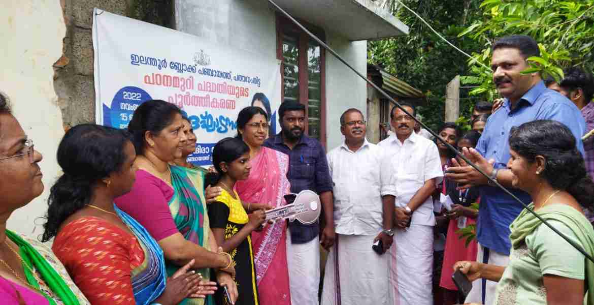 ഇലന്തൂര്‍ ബ്ലോക്ക് പഞ്ചായത്തില്‍ പട്ടികജാതി വിദ്യാര്‍ത്ഥികള്‍ക്കായി നിര്‍മിച്ച പഠനമുറിയുടെ താക്കോല്‍ ദാനം ബ്ലോക്ക് പഞ്ചായത്ത് പ്രസിഡന്റ് ജെ. ഇന്ദിര ദേവി നിര്‍വഹിക്കുന്നു