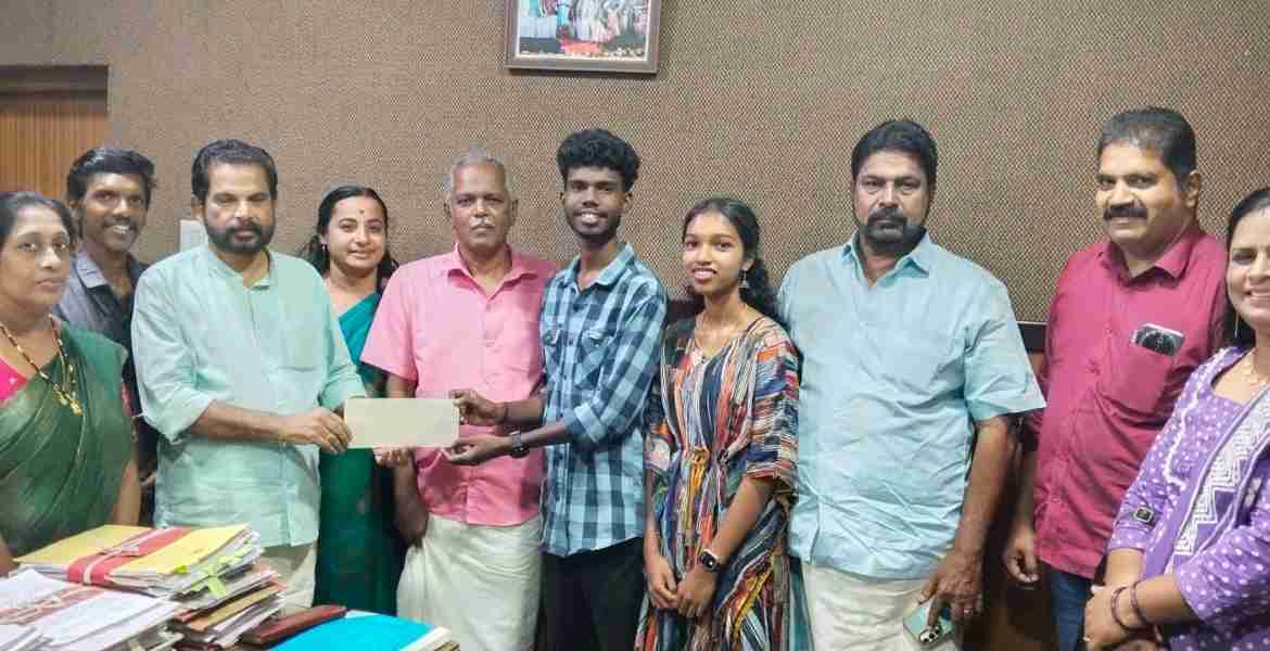 വിദ്യാര്‍ത്ഥികള്‍ക്കുള്ള സ്‌കോളര്‍ഷിപ്പ് വിതരണ ഉദ്ഘാടനം പന്തളം തെക്കേക്കര ഗ്രാമപഞ്ചായത്ത് പ്രസിഡന്റ് എസ് രാജേന്ദ്രപ്രസാദ് നിര്‍വഹിക്കുന്നു