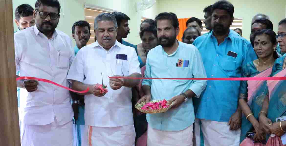 പന്തളം തെക്കേക്കര ഗ്രാമപഞ്ചായത്തിലെ ജനകീയ ആസൂത്രണ സില്‍വര്‍ ജൂബിലി ഹാള്‍ മന്ത്രി സജി ചെറിയാന്‍ ഉദ്ഘാടനം ചെയ്യുന്നു