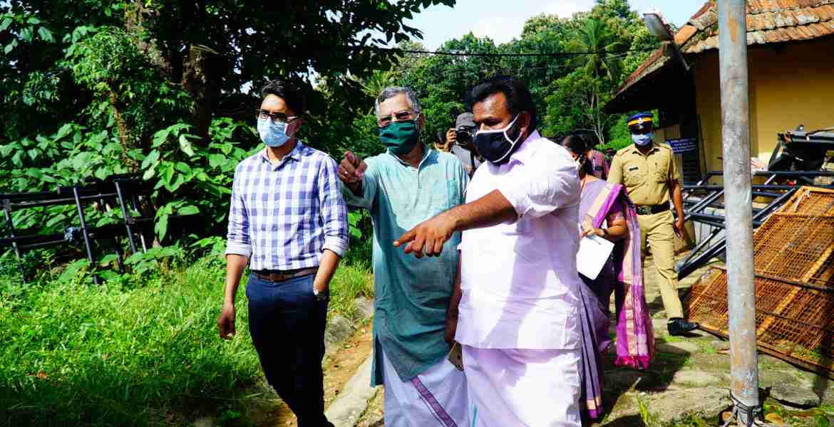 പന്തളം ശ്രീ ധര്‍മശാസ്താ ക്ഷേത്രത്തിന്റെ കടവ് ജില്ലാ കളക്ടര്‍ പി.ബി. നൂഹ് സന്ദര്‍ശിക്കുന്നു.