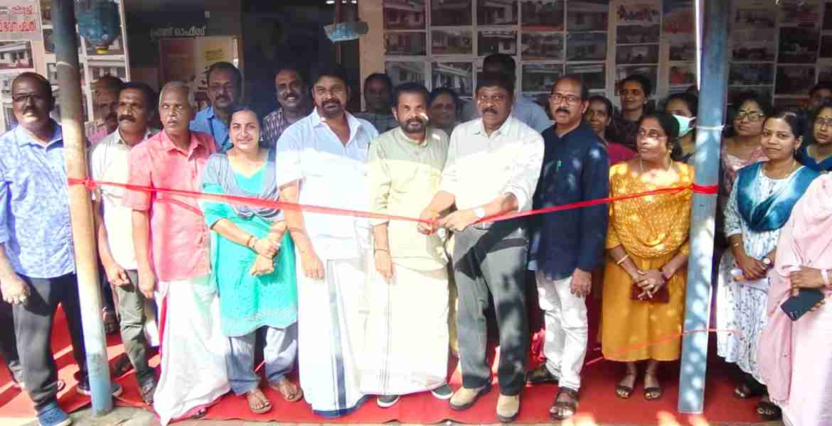 പന്തളം തെക്കേക്കര ഗ്രാമപഞ്ചായത്ത് സംഘടിപ്പിച്ച ചിത്ര പ്രദര്‍ശനം തദേശ വകുപ്പ് ഡെപ്യൂട്ടി ഡയറക്ടര്‍ പി രാജേഷ് കുമാര്‍ ഉദ്ഘാടനം ചെയ്യുന്നു