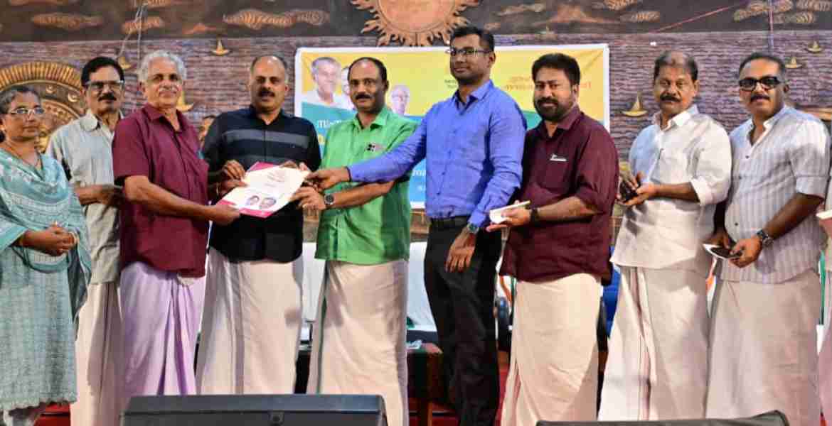 സംസ്ഥാനതല പട്ടയമേളയുടെ ഭാഗമായി കളക്ട്രേറ്റ് ഓഡിറ്റോറിയത്തിൽ നടന്ന ജില്ലാതല പട്ടയമേളയിൽ കെ.വി.സുമേഷ് എം.എൽ.എ പട്ടയം വിതരണം ചെയ്യുന്നു