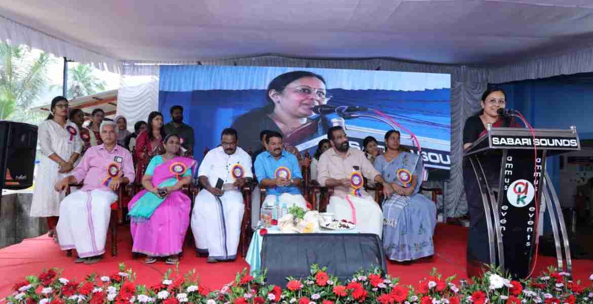 റാന്നി പെരുനാട് ബ്ലോക്ക് കുടുംബാരോഗ്യകേന്ദ്രം ഐപി കെട്ടിടം നിര്‍മാണോദ്ഘാടനം, നവീകരിച്ച കുടുംബാരോഗ്യ കേന്ദ്രം ഉദ്ഘാടനം, എക്‌സ് റേ യൂണിറ്റിന്റെ പ്രവര്‍ത്തന ഉദ്ഘാടനം എന്നിവ ഗ്രാമപഞ്ചായത്ത് അങ്കണത്തില്‍ മന്ത്രി വീണാ ജോര്‍ജ് നിര്‍വഹിക്കുന്നു