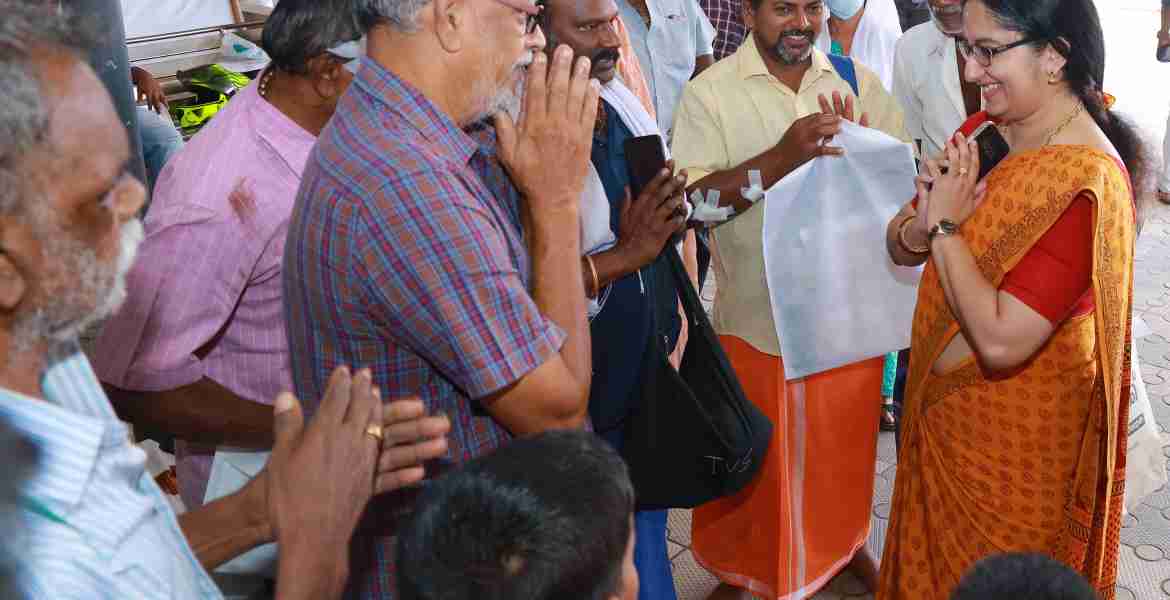ഫോട്ടോ അടിക്കുറിപ്പ്- പില്‍ഗ്രിംസ് ജിഎച്ച്- നാറാണംതോട് ബസ് അപകടത്തില്‍ പരിക്കേറ്റ് പത്തനംതിട്ട ജനറല്‍ ആശുപത്രിയില്‍ ചികിത്സയിലായിരുന്ന ശബരിമല തീര്‍ഥാടകരെ നാട്ടിലേക്ക് യാത്രയാക്കുന്ന ജില്ലാ കളക്ടര്‍ ഡോ. ദിവ്യ എസ് അയ്യര്‍.