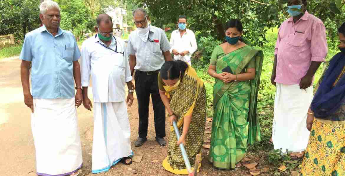 ചെന്നീര്‍ക്കര - മെഴുവേലി കുടിവെള്ള പദ്ധതിയിലെ പൈപ്പുകള്‍ മാറ്റി പുതിയവ സ്ഥാപിക്കുന്ന പ്രവൃത്തിയുടെ നിര്‍മാണോദ്ഘാടനം വീണാ ജോര്‍ജ് എംഎല്‍എ നിര്‍വഹിക്കുന്നു.