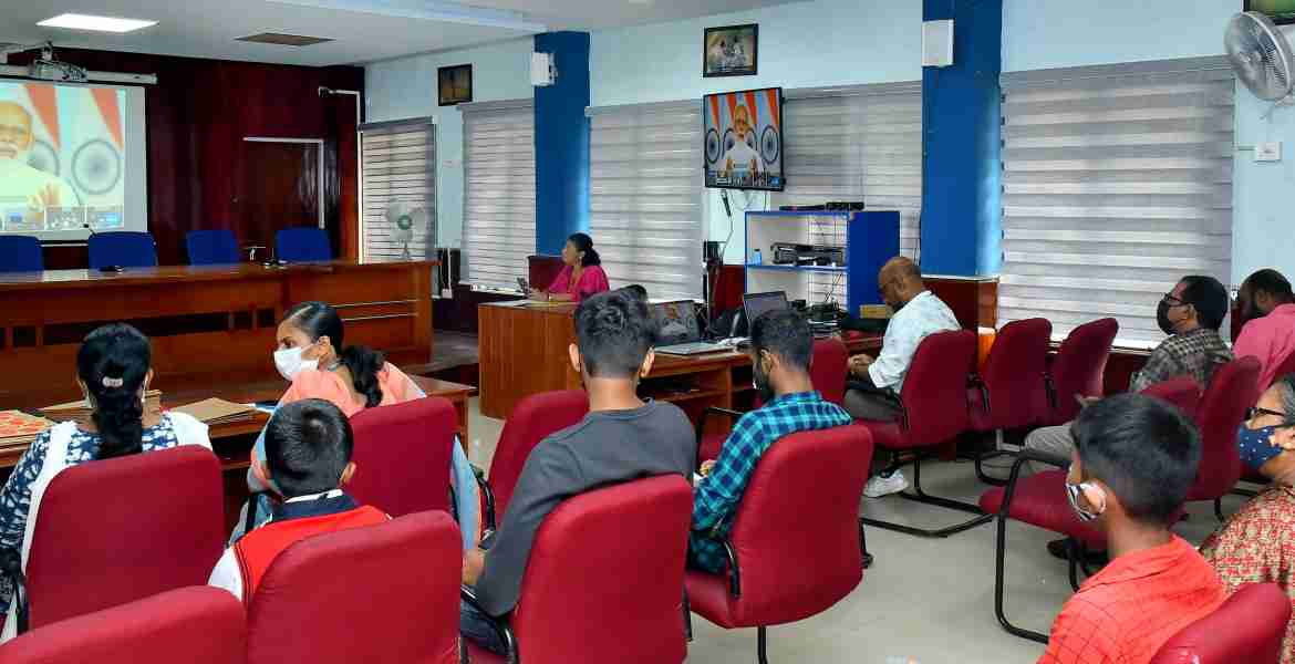 കോവിഡ് മൂലം മാതാപിതാക്കള്‍ നഷ്ടപ്പെട്ട കുട്ടികള്‍ക്കായി കേന്ദ്ര സര്‍ക്കാര്‍ നടപ്പാക്കി വരുന്ന പിഎം കെയര്‍ ഫോര്‍ ചില്‍ഡ്രന്‍  പദ്ധതിയില്‍ രജിസ്റ്റര്‍ ചെയ്ത കുട്ടികള്‍ക്കുളള ആനുകൂല്യ വിതരണം ഓണ്‍ലൈനായി നിര്‍വഹിച്ച് പ്രധാനമന്ത്രി നരേന്ദ്ര മോദി സംസാരിക്കുന്നു