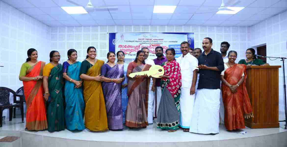 കോന്നി ബ്ലോക്ക് പഞ്ചായത്തിന്റെ പി.എം.എ.വൈ(ജി)ആവാസ് പ്ലസില്‍ നിര്‍മാണം പൂര്‍ത്തീകരിച്ച ഭവനങ്ങളുടെ താക്കോല്‍ സമര്‍പ്പണം  പ്രസിഡന്റ് എം.വി.അമ്പിളി നിര്‍വഹിക്കുന്നു