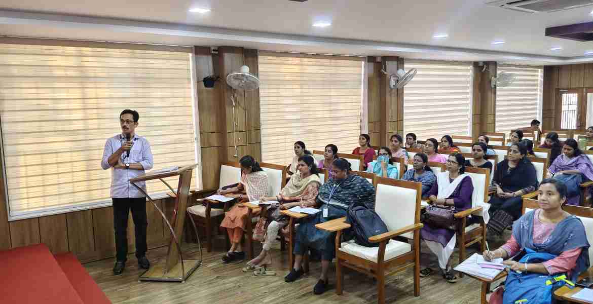  പത്തനംതിട്ട മുനിസിപ്പല്‍ കോണ്‍ഫറന്‍സ് ഹാളില്‍ നടന്ന പോളിംഗ് ഉദ്യോഗസ്ഥര്‍ക്കുളള പരിശീലനം