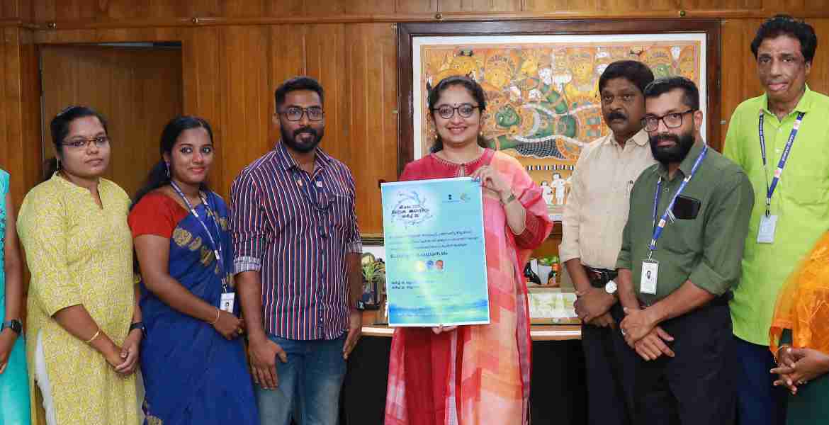 ലോക ജലദിനത്തോട് അനുബന്ധിച്ച് തയാറാക്കിയ ജീവനം 2023 ന്റെ പോസ്റ്റര്‍ പ്രകാശനം ജില്ലാ കളക്ടര്‍ ഡോ.ദിവ്യാ എസ് അയ്യര്‍ നിര്‍വഹിക്കുന്നു.