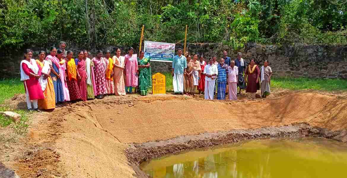 ഫോട്ടോ അടിക്കുറിപ്പ് - പൊതുകുളം - തോട്ടപ്പുഴശേരി ഗ്രാമപഞ്ചായത്തിലെ എട്ടാം വാര്‍ഡിലെ പുനരുദ്ധരിച്ച ചെമ്പരകം പൊതുകുളം ഗ്രാമപഞ്ചായത് പ്രസിഡന്റ് സി.എസ്. ബിനോയി ഉദ്ഘാടനം ചെയ്യുന്നു.