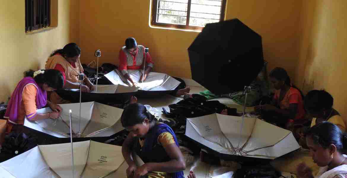  കാര്‍ത്തുമ്പി കുട നിര്‍മിക്കുന്ന സ്ത്രീകള്‍