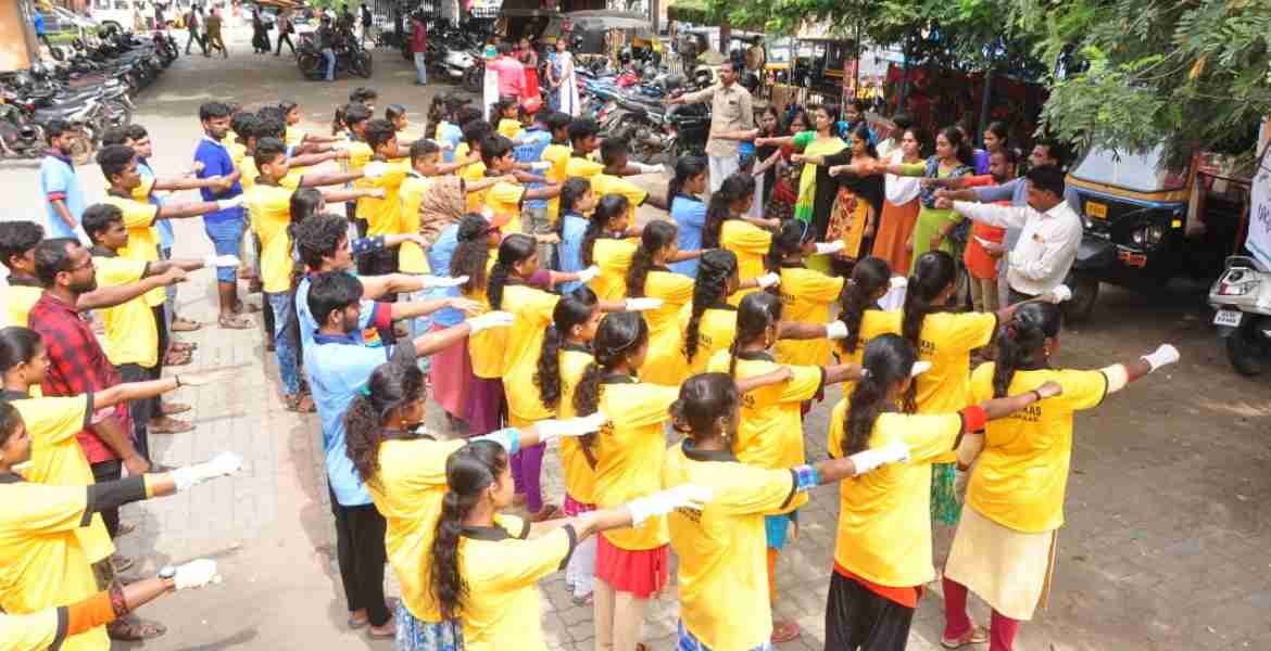 നെഹ്‌റു യുവകേന്ദ്രയുടെ ആഭിമുഖ്യത്തില്‍ സംഘടിപ്പിച്ച ശുചിത്വ പക്ഷാചരണത്തില്‍ ജില്ലാ യൂത്ത് കോഡിനേറ്റര്‍ എം. അനില്‍കുമാര്‍ ശുചിത്വ പ്രതിജ്ഞ ചൊല്ലികൊടുക്കുന്നു.