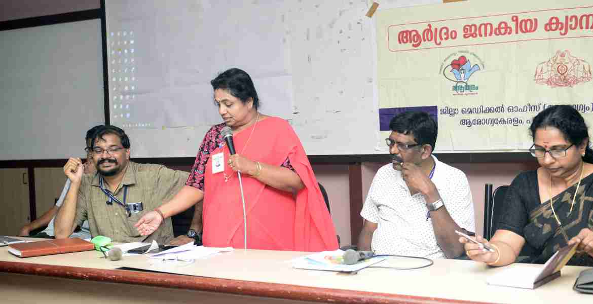 ആര്‍ദ്രം മിഷന്‍ രണ്ടാംഘട്ടം അവലോകനവും ജനകീയ ക്യാമ്പയിന്‍ പ്രവര്‍ത്തനങ്ങളുടെ വിപുലീകരണം സംബന്ധിച്ച് ചേര്‍ന്ന യോഗത്തില്‍ ജില്ലാ മെഡിക്കല്‍ ഓഫീസര്‍ (ആരോഗ്യം) കെ.പി റീത്ത സംസാരിക്കുന്നു.