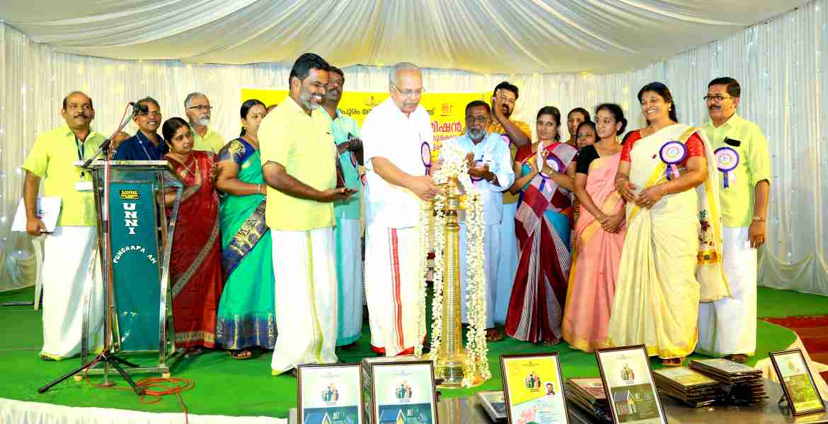 ശ്രീകൃഷ്ണപുരം ബ്ലോക്ക് പഞ്ചായത്ത് ലൈഫ് മിഷന്‍ ഗുണഭോക്താക്കള്‍ക്കായി നടത്തിയ ബ്ലോക്ക്തല കുടുംബ സംഗമവും  അദാലത്തും പി.ഉണ്ണി എം.എല്‍.എ ഉദ്ഘാടനം ചെയ്യുന്നു