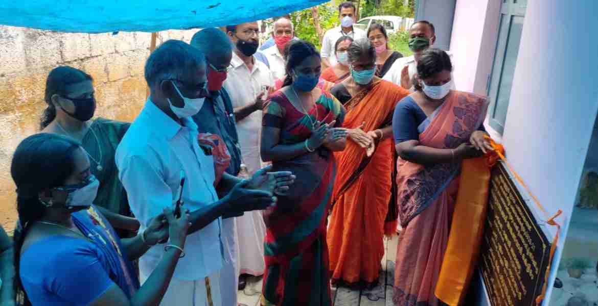 പെരുവെത്തക്കാട് അങ്കണവാടി കെട്ടിടം ഉദ്ഘാടനം ജില്ലാ പഞ്ചായത്ത് പ്രസിഡന്റ് അഡ്വ. കെ ശാന്തകുമാരി നിര്‍വഹിക്കുന്നു