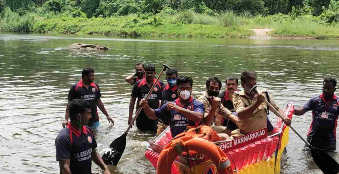 പാഴ്‌വസ്തുക്കളില്‍ നിന്നും ബോട്ട് നിര്‍മിച്ച് അഗ്‌നിശമനസേന